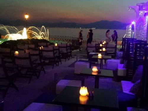 Η ΝΥΧΤΕΡΙΝΗ ΘΕΑ ΑΠΟ ΤΟ ΠΑΡΑΘΑΛΑΣΣΙΟ CAFE-BAR